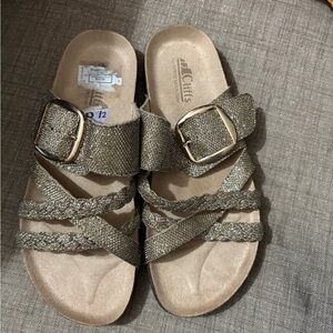 Cliff slides‎
